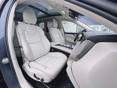 Used 2023 Volvo XC60 B5 Plus image 27
