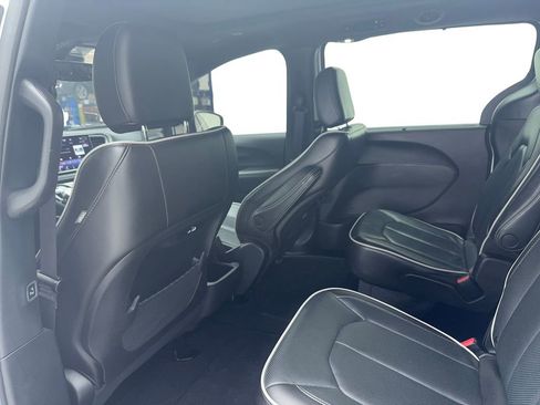 Used 2023 Chrysler Pacifica Limited w/ S Appearance Package FWD image 25