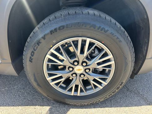 Certified 2025 Chevrolet Traverse LT FWD image 9