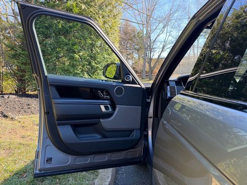 Used 2020 Land Rover Range Rover HSE image 11