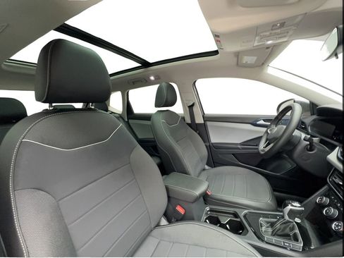 Used 2023 Volkswagen Taos SE w/ Panoramic Sunroof Package FWD image 31