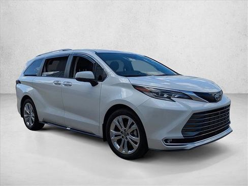 Certified 2023 Toyota Sienna Platinum image 3