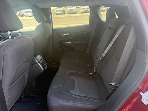 Used 2020 Jeep Cherokee Latitude AWD/4WD image 32