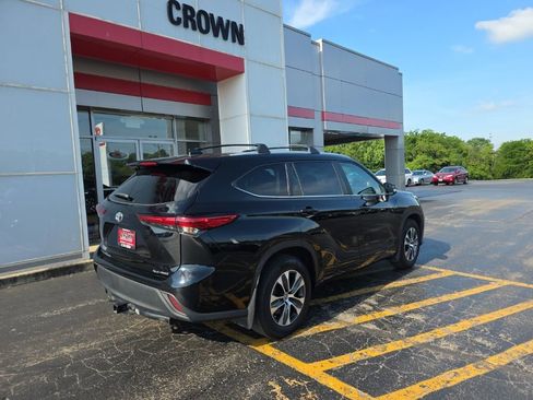 Used 2023 Toyota Highlander XLE AWD/4WD image 3