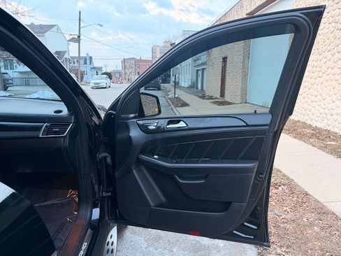 Used 2016 Mercedes-Benz GLE 63 AMG 4MATIC image 33