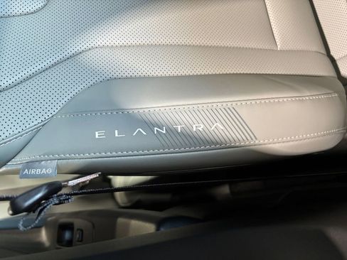 New 2025 Hyundai Elantra Limited image 39