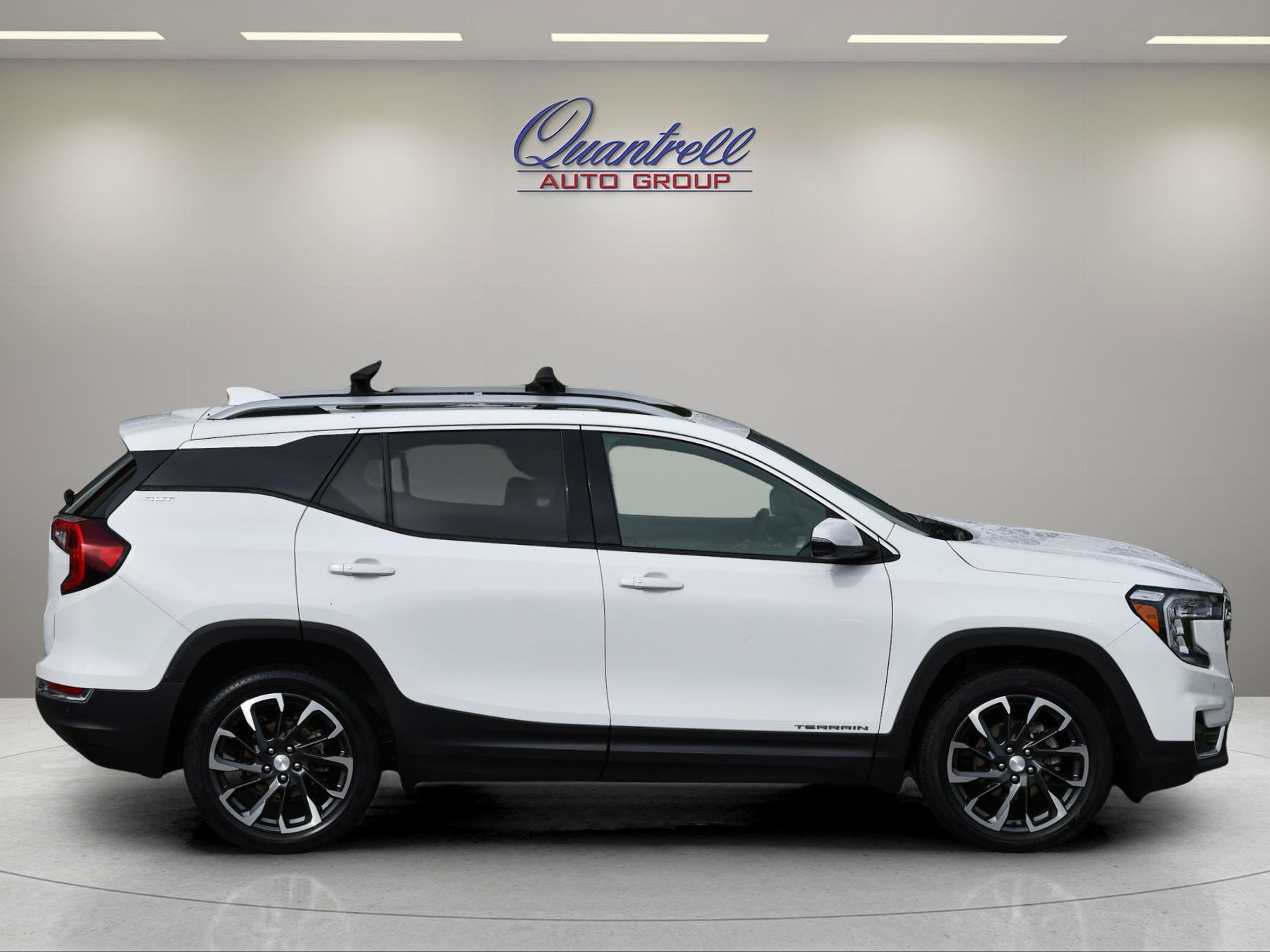 Used 2023 GMC Terrain SLT w/ Infotainment Package II AWD/4WD image 3