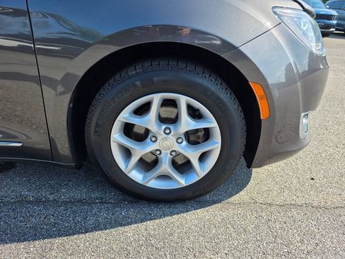 Used 2017 Chrysler Pacifica Touring-L w/ Tire & Wheel Group FWD image 13