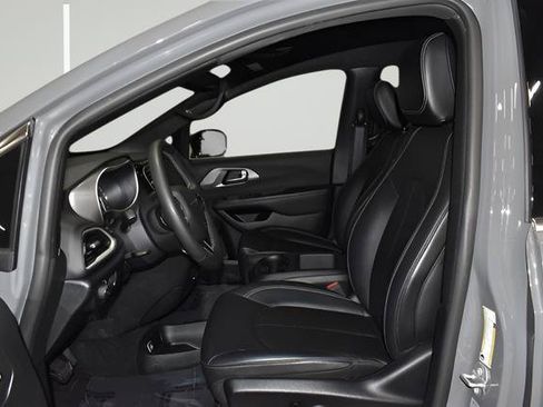 Used 2025 Chrysler Pacifica Select FWD image 11