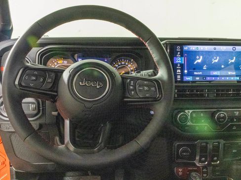 Used 2024 Jeep Wrangler Rubicon w/ Convenience Group AWD/4WD image 29