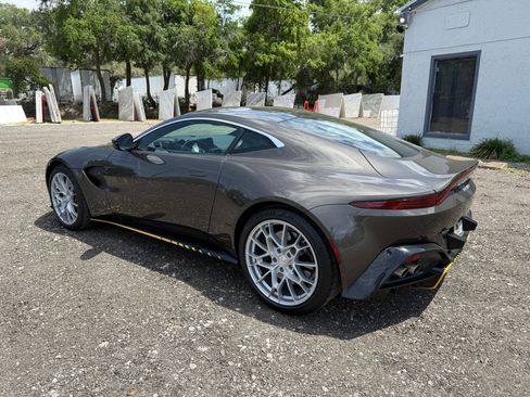 Used 2021 Aston Martin V8 Vantage Coupe image 8