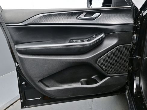 Used 2024 Jeep Grand Cherokee Altitude image 9