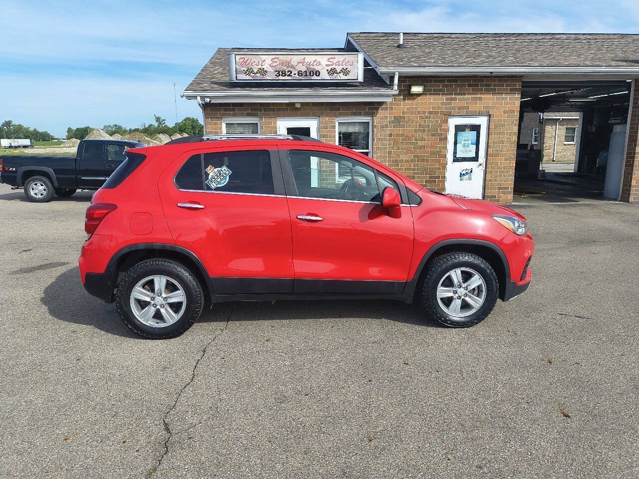Used 2020 Chevrolet Trax LT w/ LT Convenience Package AWD/4WD image 2