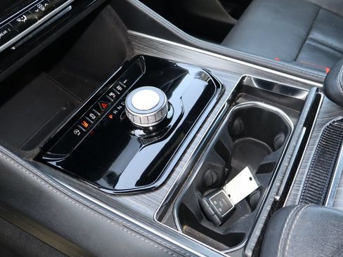 Used 2024 Jeep Wagoneer L Series II RWD image 28