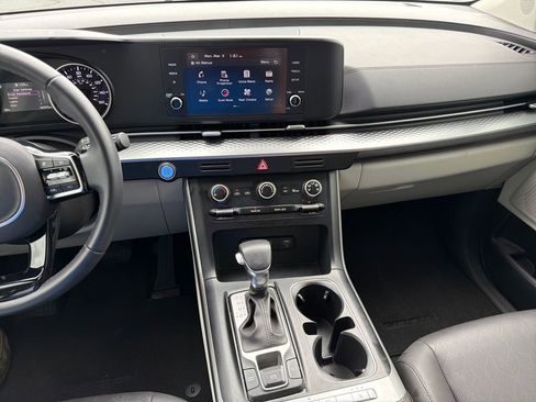 Used 2024 Kia Carnival LX image 20