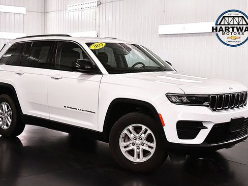 Used 2023 Jeep Grand Cherokee Laredo w/ Luxury Tech Group I AWD/4WD image 1