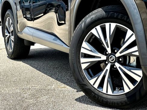 Used 2021 Nissan Rogue SV FWD image 2