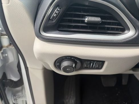 Used 2023 Chrysler Pacifica Touring-L FWD image 18