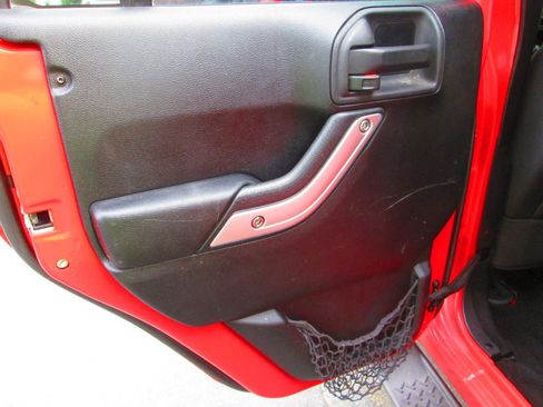 Used 2015 Jeep Wrangler Unlimited Sahara image 6