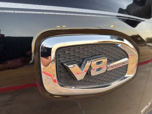 Used 2017 Nissan Titan SV image 11