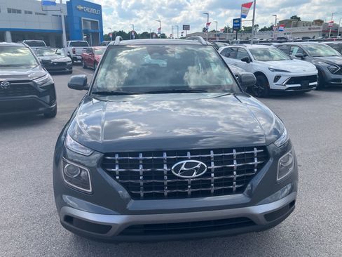 Used 2025 Hyundai Venue SEL FWD image 2