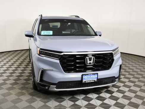 Used 2025 Honda Pilot Touring image 3