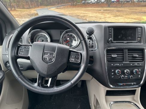 Used 2019 Dodge Grand Caravan SXT image 13