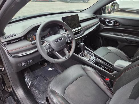 Used 2023 Jeep Compass Trailhawk w/ Trailhawk Convenience Group AWD/4WD image 11