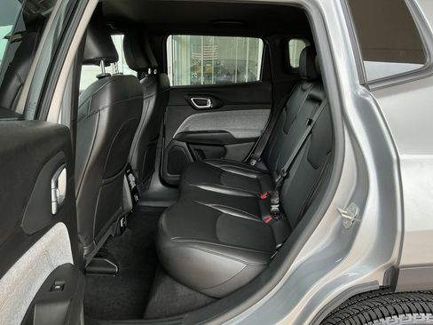 Used 2023 Jeep Compass Latitude image 17