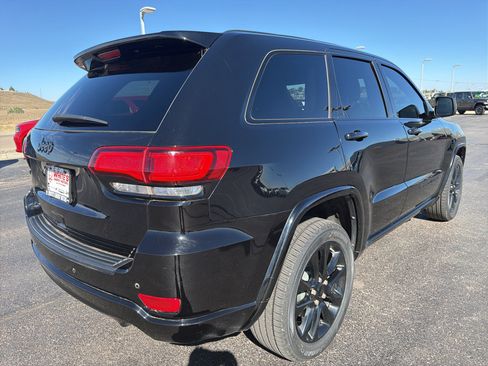 Used 2022 Jeep Grand Cherokee Laredo X AWD/4WD image 5
