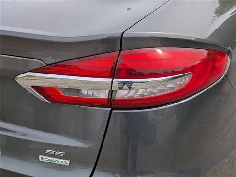 Used 2020 Ford Fusion SE FWD image 12