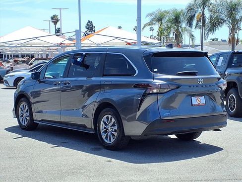 Certified 2025 Toyota Sienna LE FWD image 5