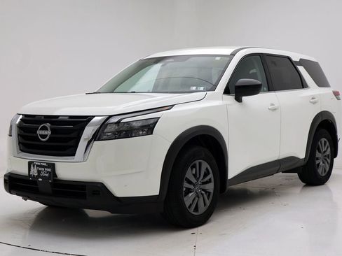 Used 2024 Nissan Pathfinder S image 2