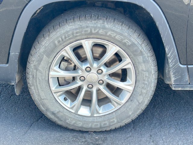 Used 2019 Jeep Cherokee Latitude w/ Popular Appearance Group AWD/4WD image 13
