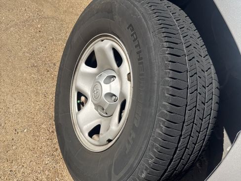 Used 2017 Toyota Tacoma SR image 10