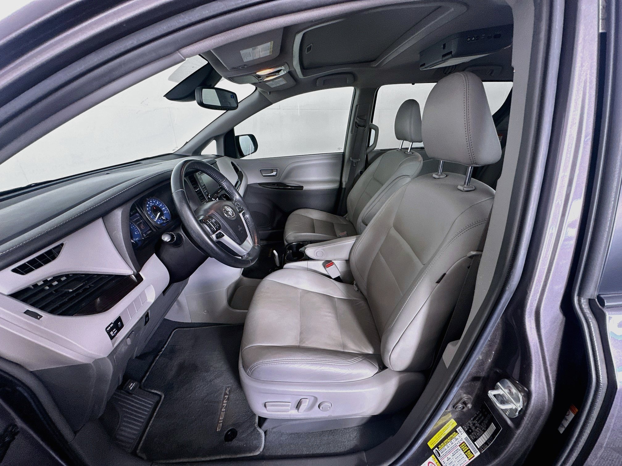 Used 2019 Toyota Sienna XLE FWD image 13