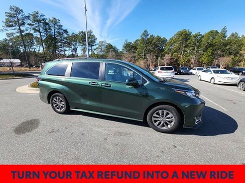 Used 2024 Toyota Sienna XLE w/ XLE Plus Package image 18