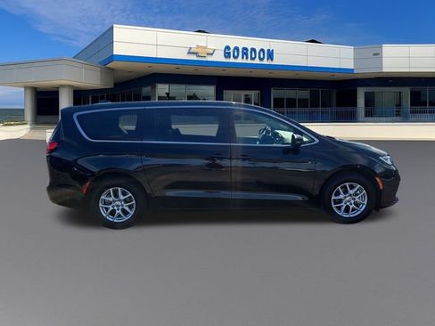 Used 2023 Chrysler Pacifica Touring-L FWD image 6