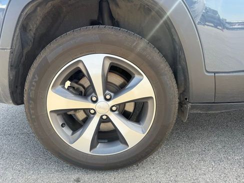 Used 2021 Jeep Cherokee Limited w/ Elite Package AWD/4WD image 4