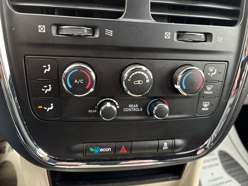 Used 2020 Dodge Grand Caravan SXT image 22