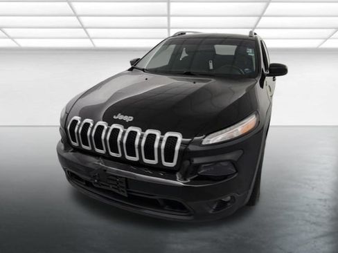 Used 2017 Jeep Cherokee Latitude w/ Comfort & Sound Group AWD/4WD image 3