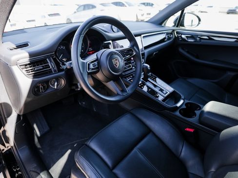 Certified 2025 Porsche Macan image 12
