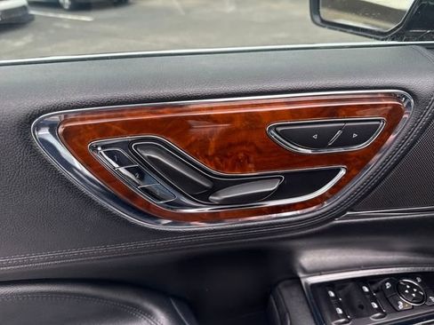 Used 2018 Lincoln Continental Premiere image 10