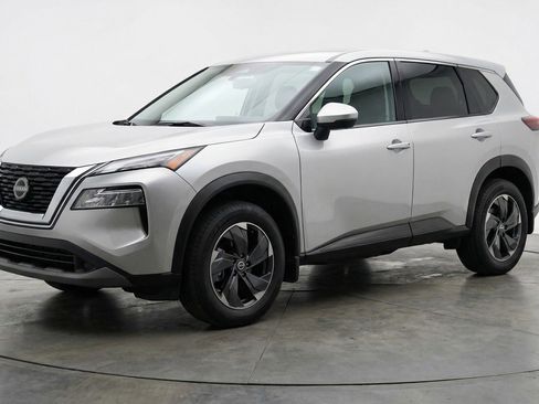 Used 2025 Nissan Rogue SV FWD image 3