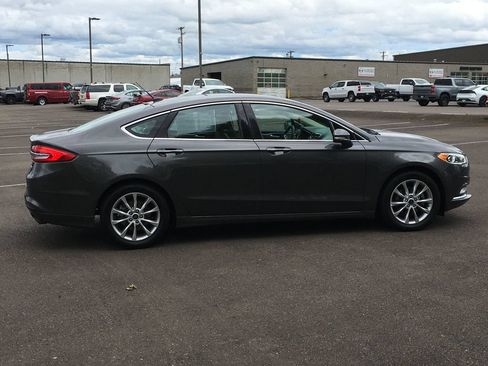 Used 2017 Ford Fusion SE FWD image 8