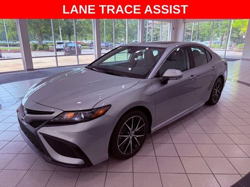 Used 2022 Toyota Camry SE w/ Audio Upgrade Package FWD image 3
