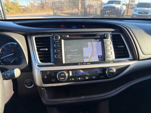 Used 2019 Toyota Highlander XLE w/ Carpet Mat Package (TMS) image 27