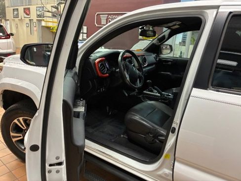 Used 2017 Toyota Tacoma TRD Sport w/ Tow Package image 10