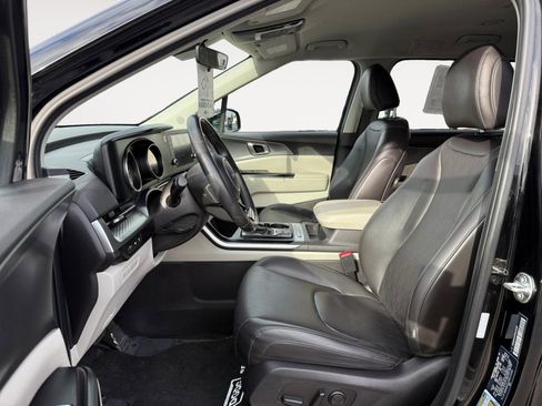 Used 2024 Kia Carnival LX image 10