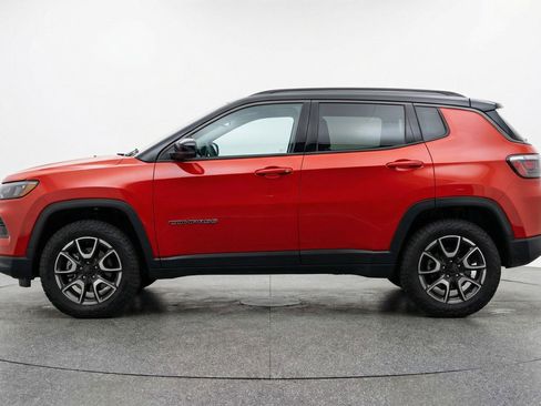 Used 2025 Jeep Compass Trailhawk image 5